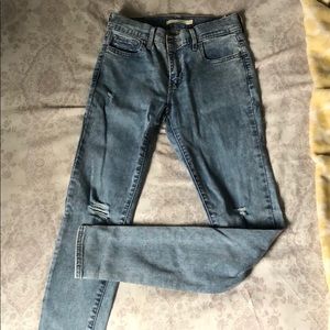 Light wash Levi Jeans